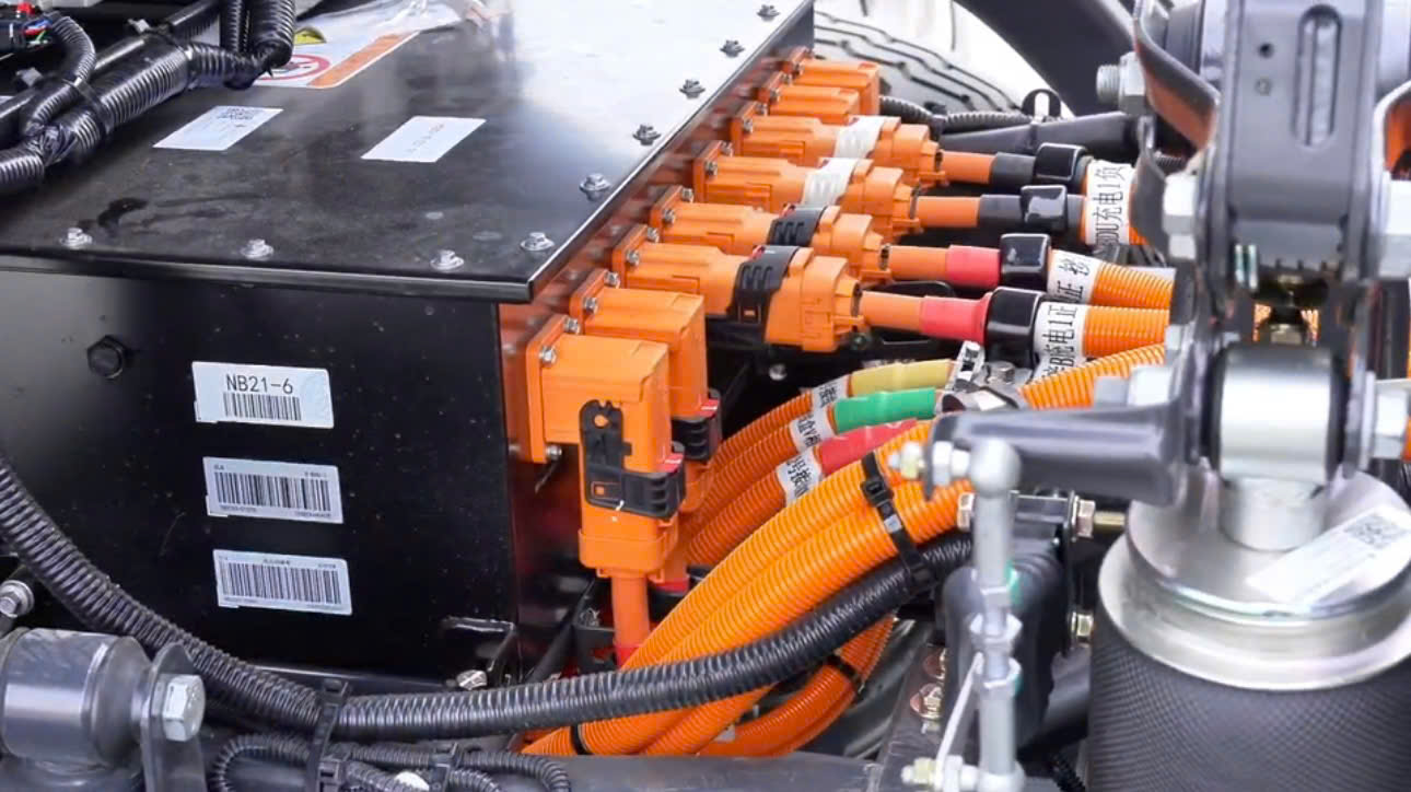 Xe đầu kéo điện chenglong 400kw